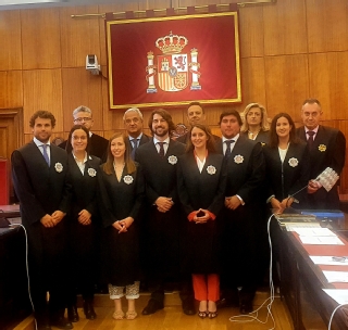 Los nuevos jueces sustitutos en prácticas con el Presidente, Jesús Chamorro, y los miembros de la Sala de Gobierno 